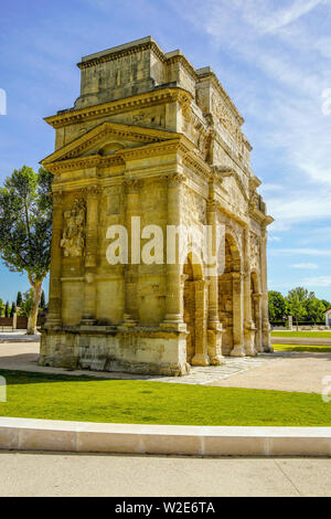 L'arco Triumfale di Orange costruito per onorare i veterani delle Guerre Galliche e della Legio II Augusta. (imperatore Augusto (27 a.C.–14 d.C.), Francia. Foto Stock