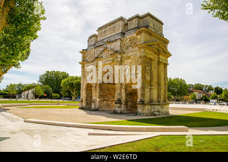 L'arco Triumfale di Orange costruito per onorare i veterani delle Guerre Galliche e della Legio II Augusta. (imperatore Augusto (27 a.C.–14 d.C.), Francia. Foto Stock