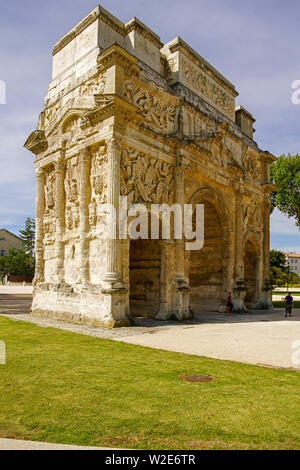 L'arco Triumfale di Orange costruito per onorare i veterani delle Guerre Galliche e della Legio II Augusta. (imperatore Augusto (27 a.C.–14 d.C.), Francia. Foto Stock