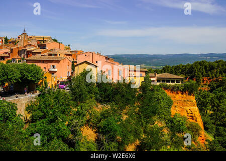 Il pittoresco villaggio di Roussillon Vaucluse Provence, Francia. Foto Stock