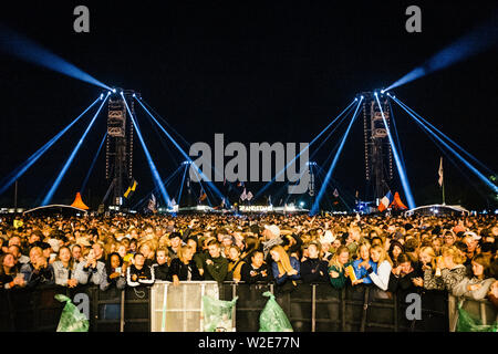 Roskilde, Danimarca. Luglio 06th, 2019. I frequentatori del festival assistere a un concerto dal vivo con la cantante svedese Robyn presso il Danish music festival Roskilde Festival 2019. (Photo credit: Gonzales foto - Malthe Ivarsson). Foto Stock