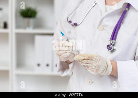 Preparazione della siringa con il farmaco. Veterinario la preparazione di iniezione per cani. Close up. Foto Stock