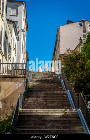 Scale ripide in La Croix-Rousse distretto, ex produttori di seta quartiere durante il XIX secolo, ora un elegante quartiere boemo, Lyon, Fr Foto Stock