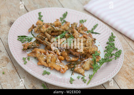 Gänsefuß-Küchle, Gänsefussküchle, Gänsefuss-Küchle, Gänsefuss-Pfannkuchen, Blüten und Blätter vom Weißen Gänsefuß werden in Pfannkuchenteig, Teig geta Foto Stock