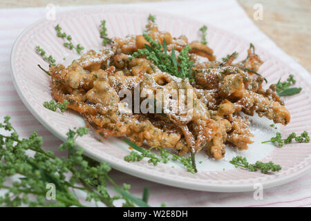 Gänsefuß-Küchle, Gänsefussküchle, Gänsefuss-Küchle, Gänsefuss-Pfannkuchen, Blüten und Blätter vom Weißen Gänsefuß werden in Pfannkuchenteig, Teig geta Foto Stock