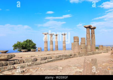 Antiche colonne del tempio di Athena in Assos, Canakkale, Turchia Foto Stock