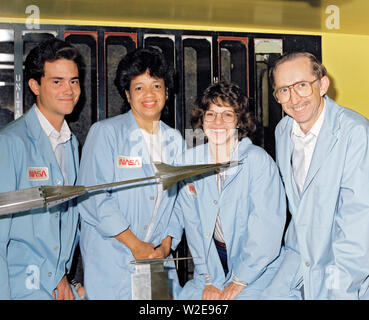 Il personale della NASA Dr.Darden, Matteo Overhold, Kathy Needleman, Robert Mack. Mach 3 Sonic Boom modello Galleria del Vento Foto Stock