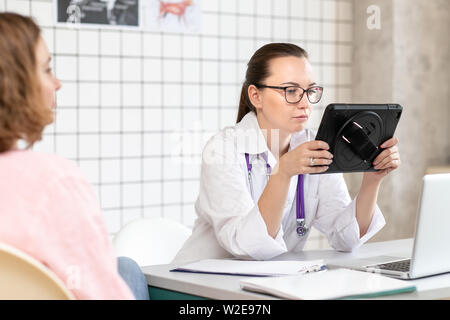 Veterinario esamina i risultati del test sul tablet. Close up. Foto Stock