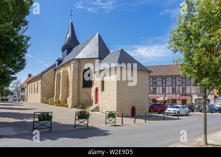 Xv secolo la chiesa di San Nicola / église Saint-Nicolas in località balneare Wissant lungo la Côte d'Opale, Pas-de-Calais, Hauts-de-France, Francia Foto Stock