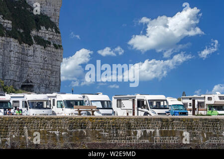 I camper parcheggiato lungo la costa di Saint-Valery-en-Caux, Seine-Maritime, Normandia, Francia Foto Stock
