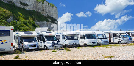 Autocaravan / CAMPER / camper parcheggiato lungo la costa francese a Saint-Valery-en-Caux in estate, Seine-Maritime, Normandia, Francia Foto Stock