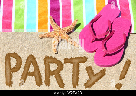 Beach party di viaggio il concetto di divertimento. Parte scritta in sabbia con acqua vicino al telo da spiaggia, estate sandali e stelle marine. Estate e sole vacanze vacanze sfondo. Foto Stock
