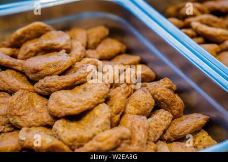 Thai pesce fritto pasta palline di carne in alluminio piastra triangolare sulla linea buffet nella parte anteriore della sala per seminari. Foto Stock