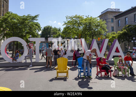 Ottawa, Ontario, Canada - 28 Giugno 2018: Turisti in posa a Ottawa grandi lettere segno su York Street appena ad est di Sussex Drive in Byward Market Foto Stock