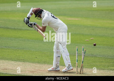 Londra, Regno Unito. 8 Luglio, 2019.Matthew Milnes ottiene il paletto del Morne Morkel bowling per Surrey contro Kent al giorno due della contea di Specsavers partita di campionato al ovale. David Rowe/Alamy vivere nuove Foto Stock