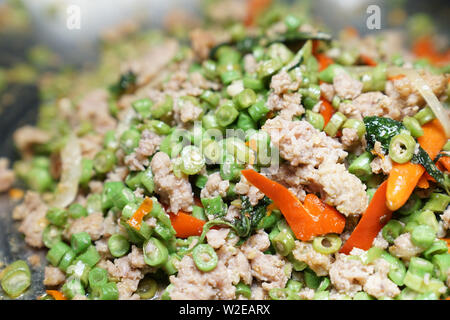 Tailandese tradizionale di carne macinata di maiale basilico cibo. Foto Stock