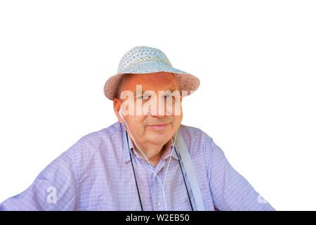 Sorridente vecchio uomo in cappello spiritoso e auricolari ritratto su sfondo isolato. Felice anziano gentiluomo senior o agricoltore o traveler Foto Stock