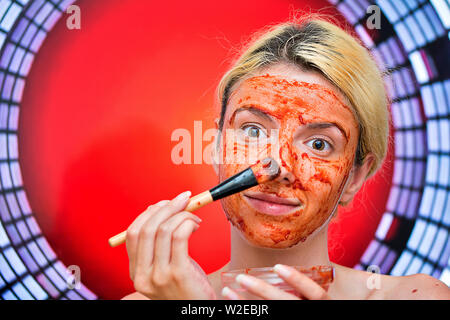 A casa la maschera per il viso con pomodoro, aglio e miele per disintossicare la pelle e per il nero teste e acne Foto Stock