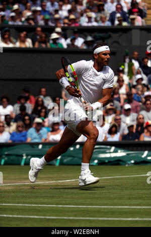 Il torneo di Wimbledon, Londra, Regno Unito. 8 Luglio, 2019. Rafael Nadal che serve a Joao Sousa durante il loro quarto round match contro a Wimbledon oggi. Credito: Adam Stoltman/Alamy Live News Foto Stock