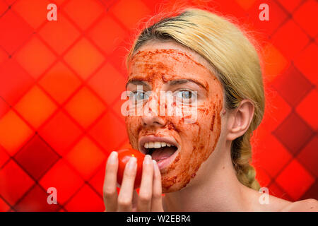 A casa la maschera per il viso con pomodoro, aglio e miele per disintossicare la pelle e per il nero teste e acne Foto Stock