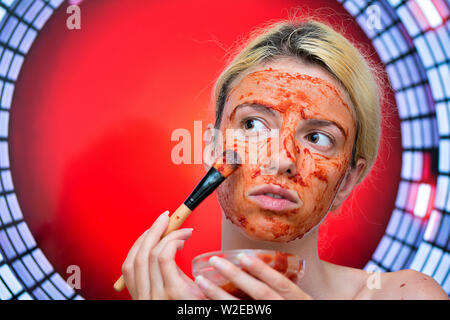 A casa la maschera per il viso con pomodoro, aglio e miele per disintossicare la pelle e per il nero teste e acne Foto Stock