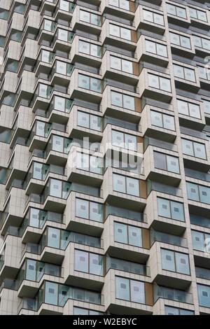 London, Regno Unito - Luglio 2019: centinaia di alto edificio di appartamenti in costruzione a Canary Wharf. Foto Stock