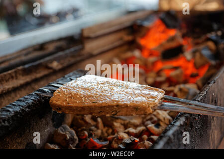 Kebab Luleh (carni macinate su sputa, medio-orientale fiocco) essendo fritti sulla griglia a carbone Foto Stock