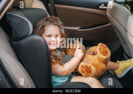 Carino piccolo neonato bambino seduto nel sedile auto. Ritratto di carino piccolo neonato bambino seduto nel sedile auto.il concetto di sicurezza Foto Stock