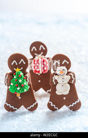 Gingerbread cookie uomini con piccoli marzapane pupazzo di neve Foto Stock