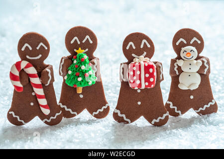 Gingerbread cookie uomini con piccoli marzapane pupazzo di neve Foto Stock