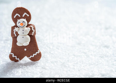 Gingerbread cookie uomini con piccoli marzapane pupazzo di neve Foto Stock