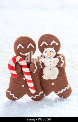 Gingerbread cookie uomini con piccoli marzapane pupazzo di neve Foto Stock