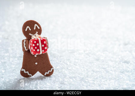 Gingerbread cookie uomini con piccoli marzapane pupazzo di neve Foto Stock