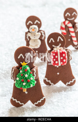 Gingerbread cookie uomini con piccoli marzapane pupazzo di neve Foto Stock