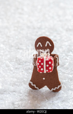 Gingerbread cookie uomini con piccoli marzapane pupazzo di neve Foto Stock