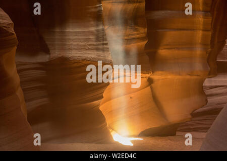 Il fascio di luce che brilla in Antelope Canyon, Arizona Foto Stock