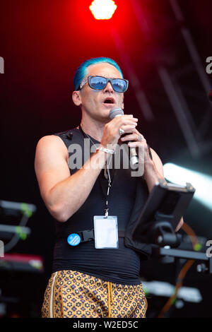 Trevor Horn e la sua band suona il 2019 Cornbury Festival, grande Tew, Oxfordshire Foto Stock