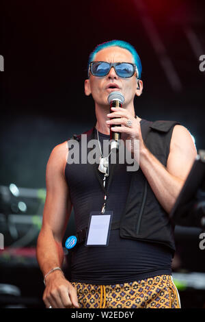 Trevor Horn e la sua band suona il 2019 Cornbury Festival, grande Tew, Oxfordshire Foto Stock