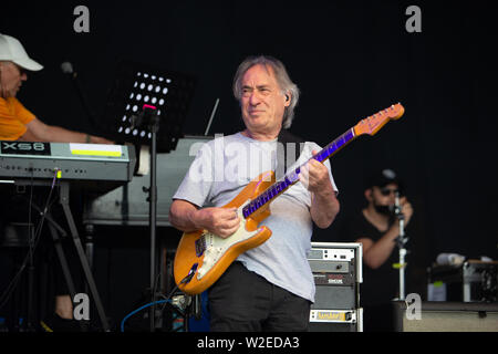 Trevor Horn e la sua band suona il 2019 Cornbury Festival, grande Tew, Oxfordshire Foto Stock