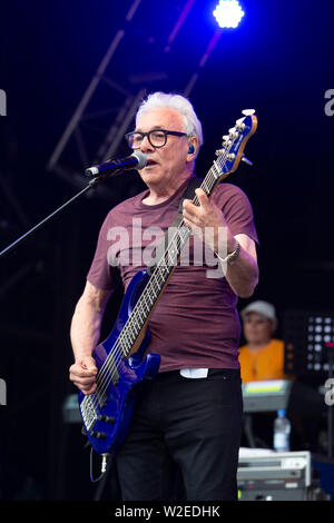 Trevor Horn e la sua band suona il 2019 Cornbury Festival, grande Tew, Oxfordshire Foto Stock