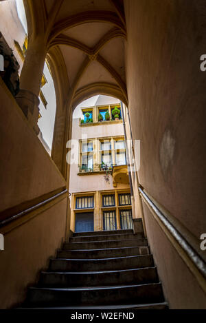 Traboule un passaggio storico nella Vieux Lyon o vecchia Lione, uno d'Europa più ampia del quartieri rinascimentali, Lione, Francia Foto Stock