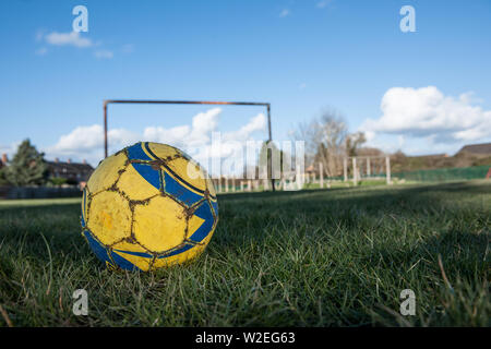 Il vecchio parco giochi con rusty pali Foto Stock