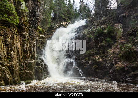 Cascata Kamienczyk Karkonosze nel parco nazionale in Polonia Foto Stock