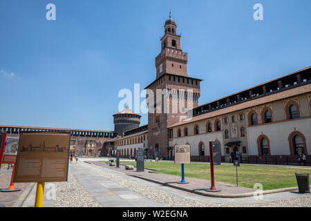 Milano, Italia - 27 Giugno 2018: vista panoramica esterna del Castello Sforzesco (Castello Sforzesco) è a Milano. Fu costruita nel XV secolo da Francia Foto Stock