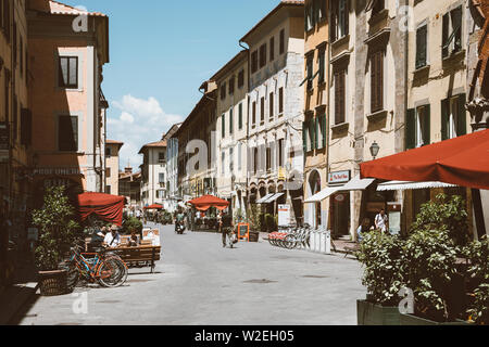 Pisa, Italia - 29 Giugno 2018: Camminando sul Borgo Stretto Street nella città di Pisa con edifici storici e negozi. La gente a piedi e il resto intorno a. Estate sunny Foto Stock