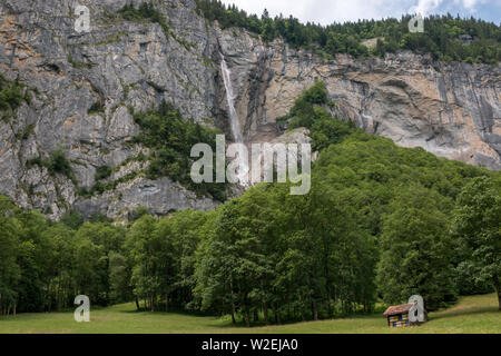 Vista cascata closeup Staubbach rientrano nelle montagne, la valle delle cascate del parco nazionale di Lauterbrunnen, Svizzera, Europa. Paesaggio estivo, sun Foto Stock