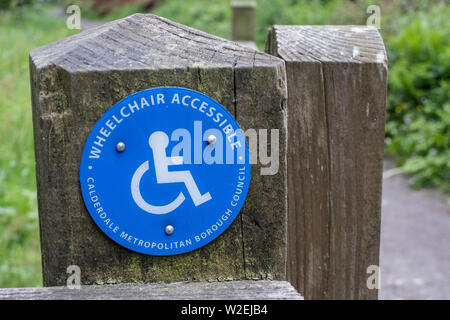 Accessibile in sedia a rotelle Accesso gate a Ogden serbatoio di acqua e la Riserva Naturale, Halifax, West Yorkshire, Regno Unito Foto Stock