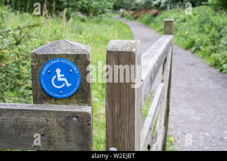 Accessibile in sedia a rotelle Accesso gate a Ogden serbatoio di acqua e la Riserva Naturale, Halifax, West Yorkshire, Regno Unito Foto Stock