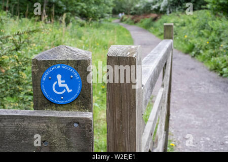 Accessibile in sedia a rotelle Accesso gate a Ogden serbatoio di acqua e la Riserva Naturale, Halifax, West Yorkshire, Regno Unito Foto Stock