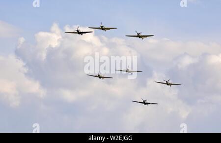 7 Hawker uragani airborne insieme per la prima volta dal 1946, al Shuttleworth Airshow militare il 7 Luglio 2019 Foto Stock